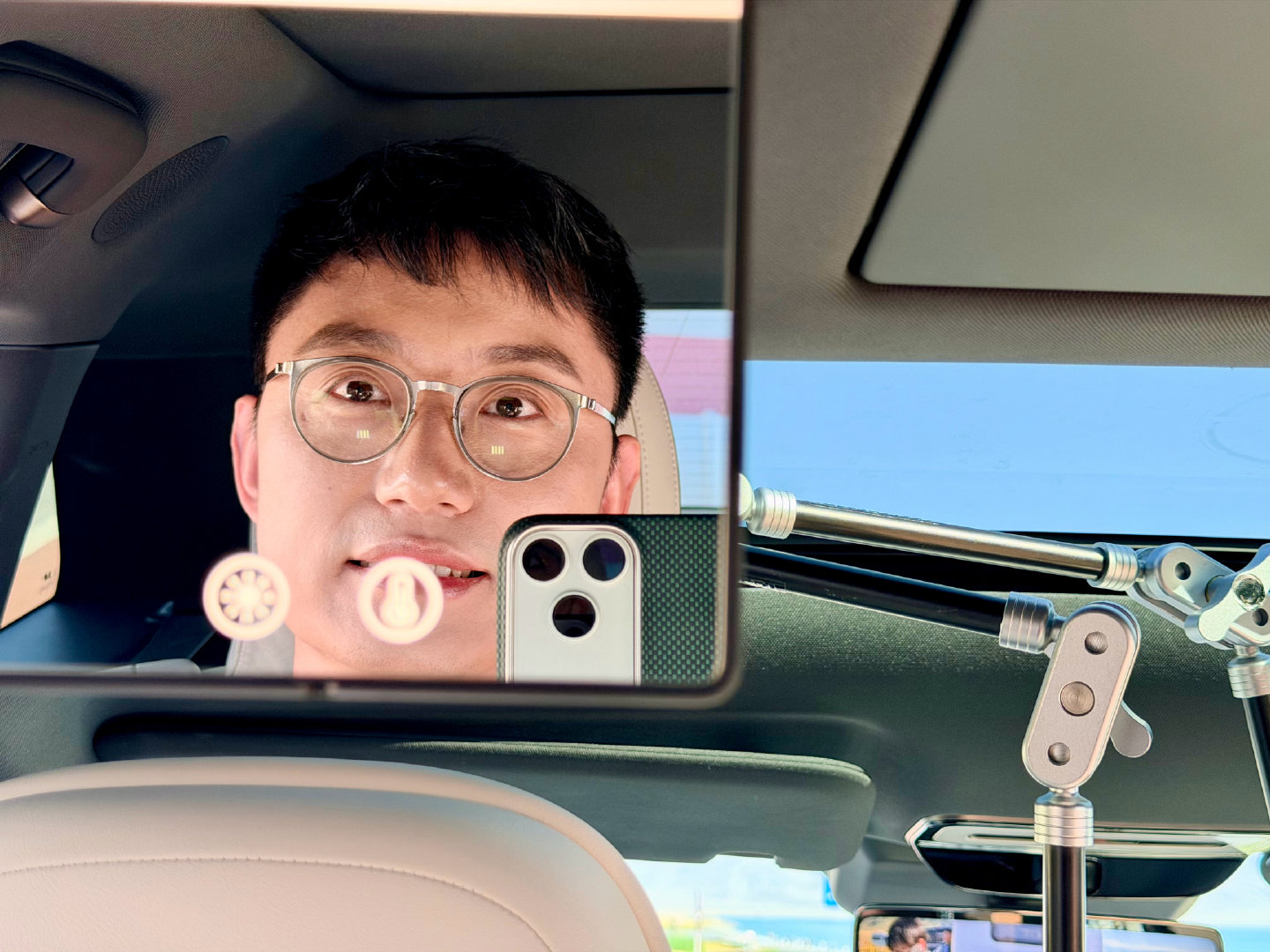 马上直播开始了，这就是新一代理想L6的二排有化妆镜的好处（选装二排屏套装后获得21英寸4k屏幕+两块亮度和色温可调的化妆镜+800万像素流媒体后视镜），坐在这里可以随时检查自己的妆容[哈哈]#理想汽车##理想汽车[超话]##新一代理想L6 # ​
