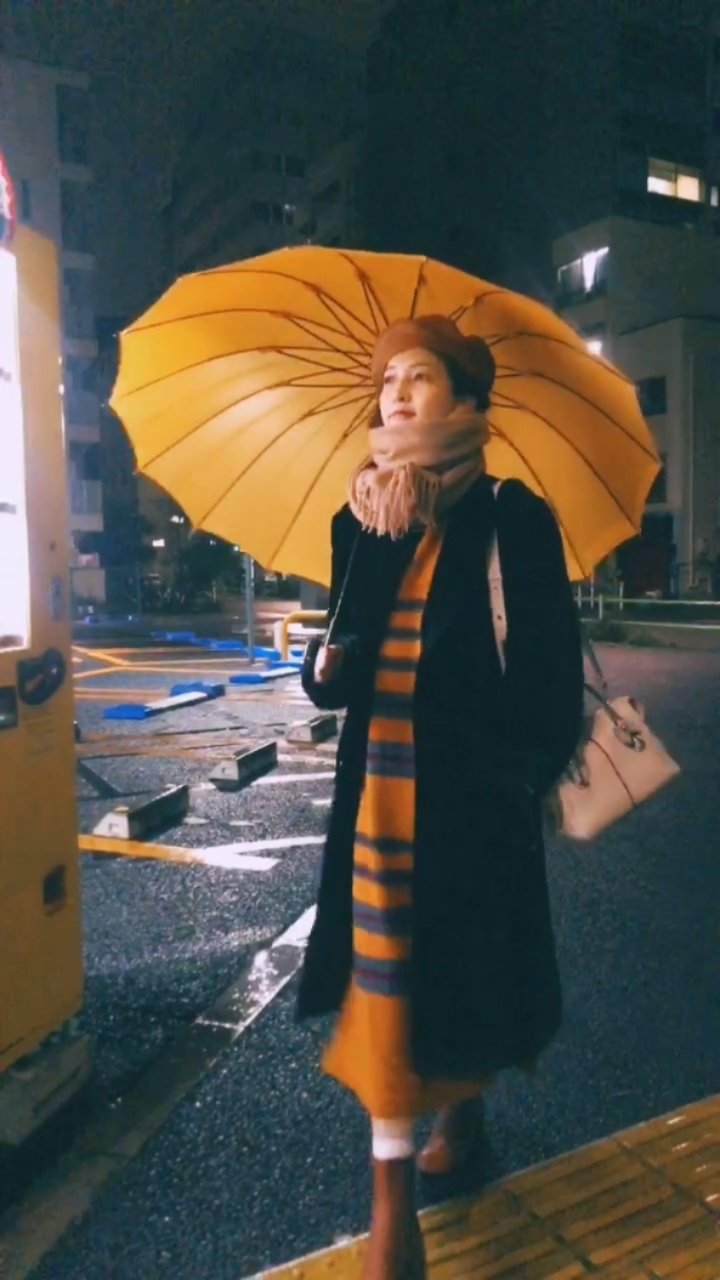 一把暖黄雨伞，接住秋夜所有落下来的雨。
我的都市童话女主——江江
#江疏影# ｜#江疏影方丽清# ​