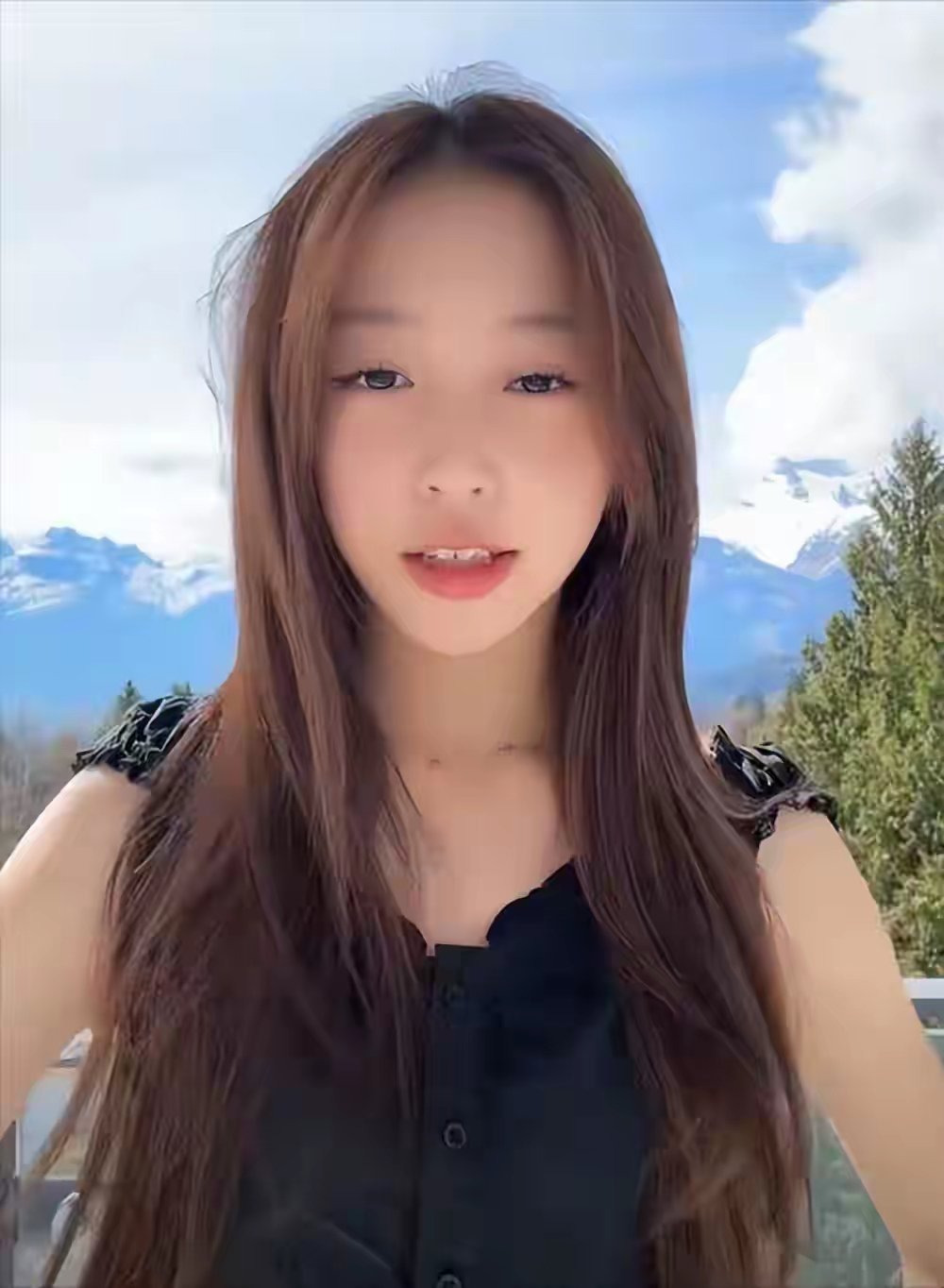 赵薇女儿近照流出，16岁打扮风格成熟，对比王菲女儿尽显差异 ​