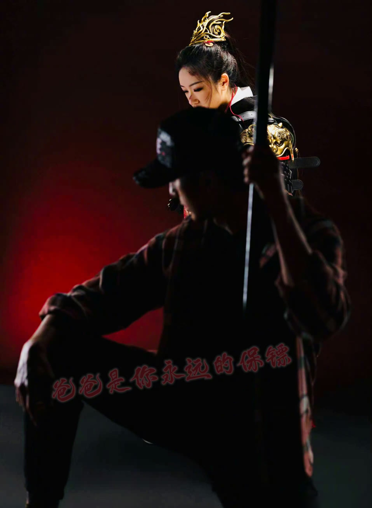 15岁NeiNei穿着女将军铠甲的照片，吴尊给炸出来了。这姑娘真敢穿，眼神里的杀气藏都藏不住。三岁半上《爸爸回来了》时，吴尊追着喂饭，连推车都能塞满半间屋。谁想到十年后，她一个人全英文采访荷兰弟，愣是没让吴尊跟去会场。吴尊只撂下一句话：有梦想，自己滚去追。别的星二代还在晒包，这哥们儿晒的是女儿的刀。