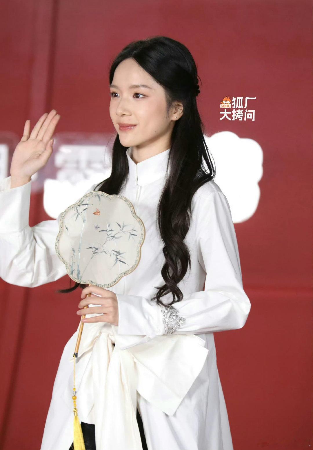 芭莎盛典红毯上的李思潼，手中的这把扇子，是苏绣的扇子吧？
苏绣是我国四大名绣之首，找个时间我要好好介绍一番。
#李思潼撞衫曾沛慈# ​