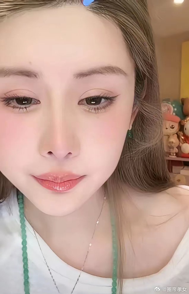 韦雪直播时，有网友问她怎么看景甜和孙宇晨事件，她叹了口气说：“那个小作文让我有强烈的不适感，景甜太可怜了，不管两个人在一起有没有真心相爱，最后都不应该将他人的隐私拿出来当做全民娱乐！”
​景甜现在在网上的风评，几乎是80%的同情，20%的辱骂。
​同情部分的名人代表：
​女明星张蓝心，朱 ​