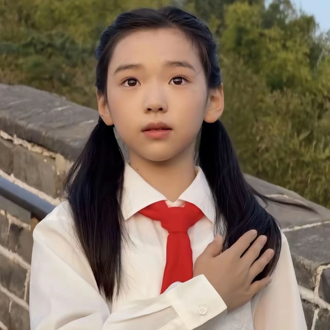 董璇女儿太有星范了，国庆节当天爬长城、歌唱祖国，她穿白衬衫、系红领巾，是万千少年的缩影！
小酒窝11岁了吧，她最近出镜率特别高，跟着妈妈录节目，自己也有商业活动。
长得漂亮，情商又高，特别的招人喜欢。
白衬衫、双马尾、红领巾，有年代感的装扮，让人激起满腔热血。 ​
