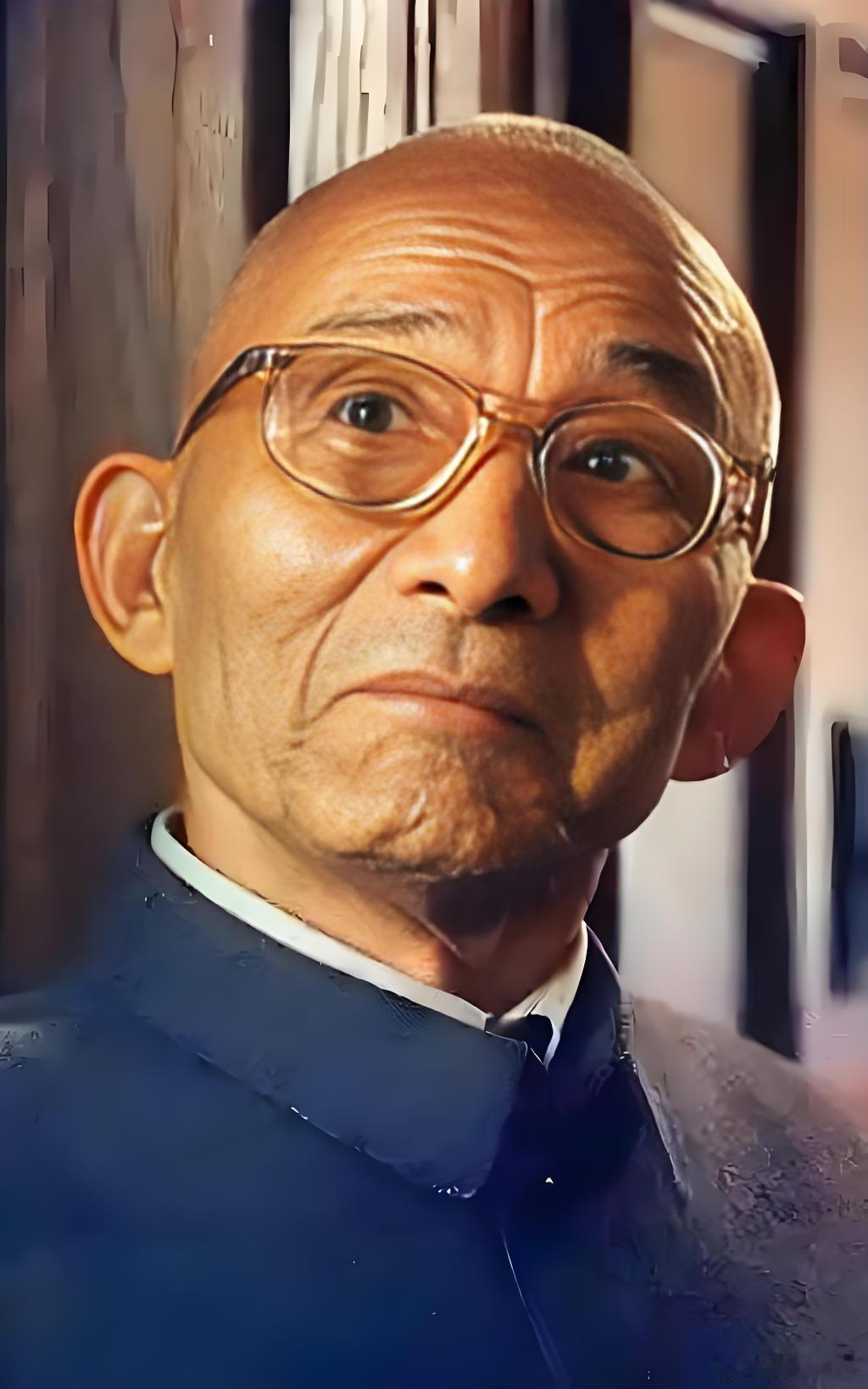 一代表演艺术家游本昌先生溘然长逝，享年九十三岁 。那把破蒲扇、一身旧袈裟，他将济公的嬉笑疯癫与慈悲善良演绎得入木三分，“鞋儿破，帽儿破”的旋律，成为几代人的集体记忆 。半生甘当龙套，厚积薄发，他信奉没有小角色，只有小演员，对待表演始终赤诚敬畏 。戏内济世度人，戏外温和通透，晚年依旧 ​