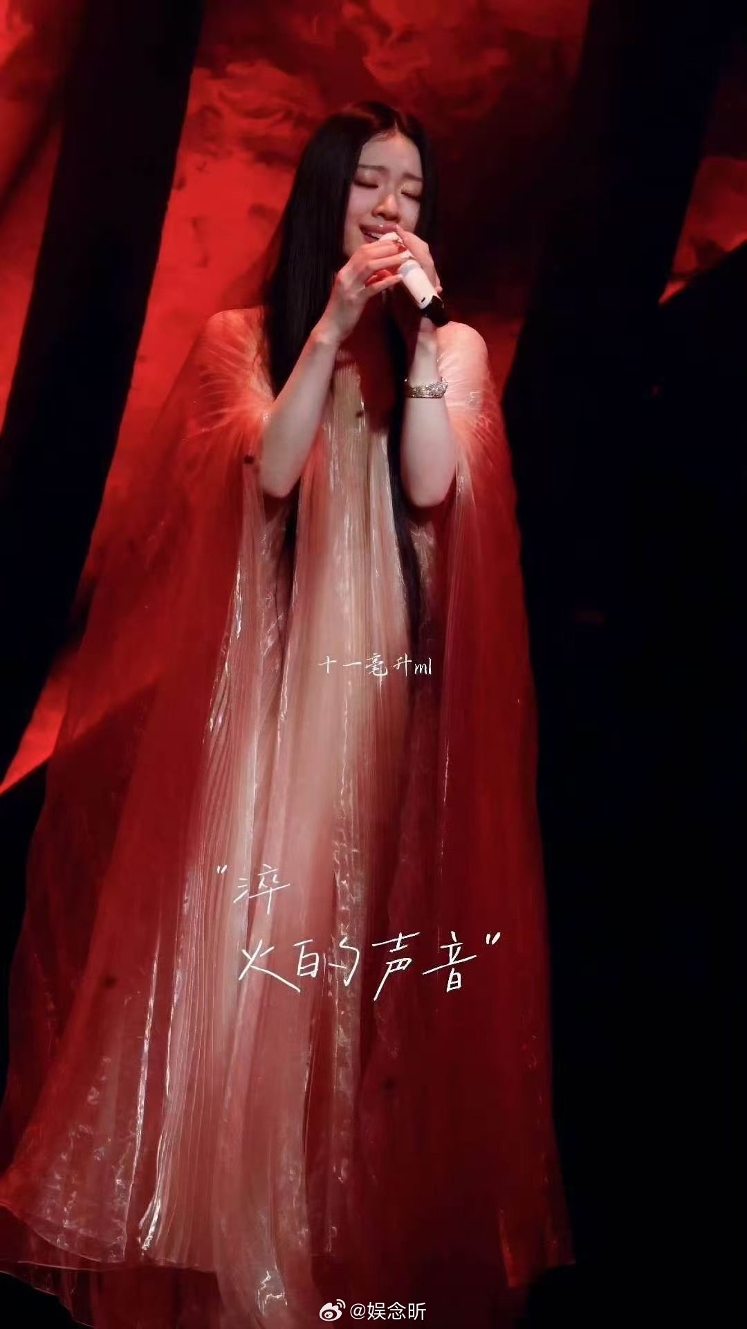 #单依纯新歌LAVA上线#单曲循环停不下来，《LAVA》氛围感拉满，有些回不去的过往坦然接纳，在歌声里学会好好善待，不辜负独一无二的自己。 ​