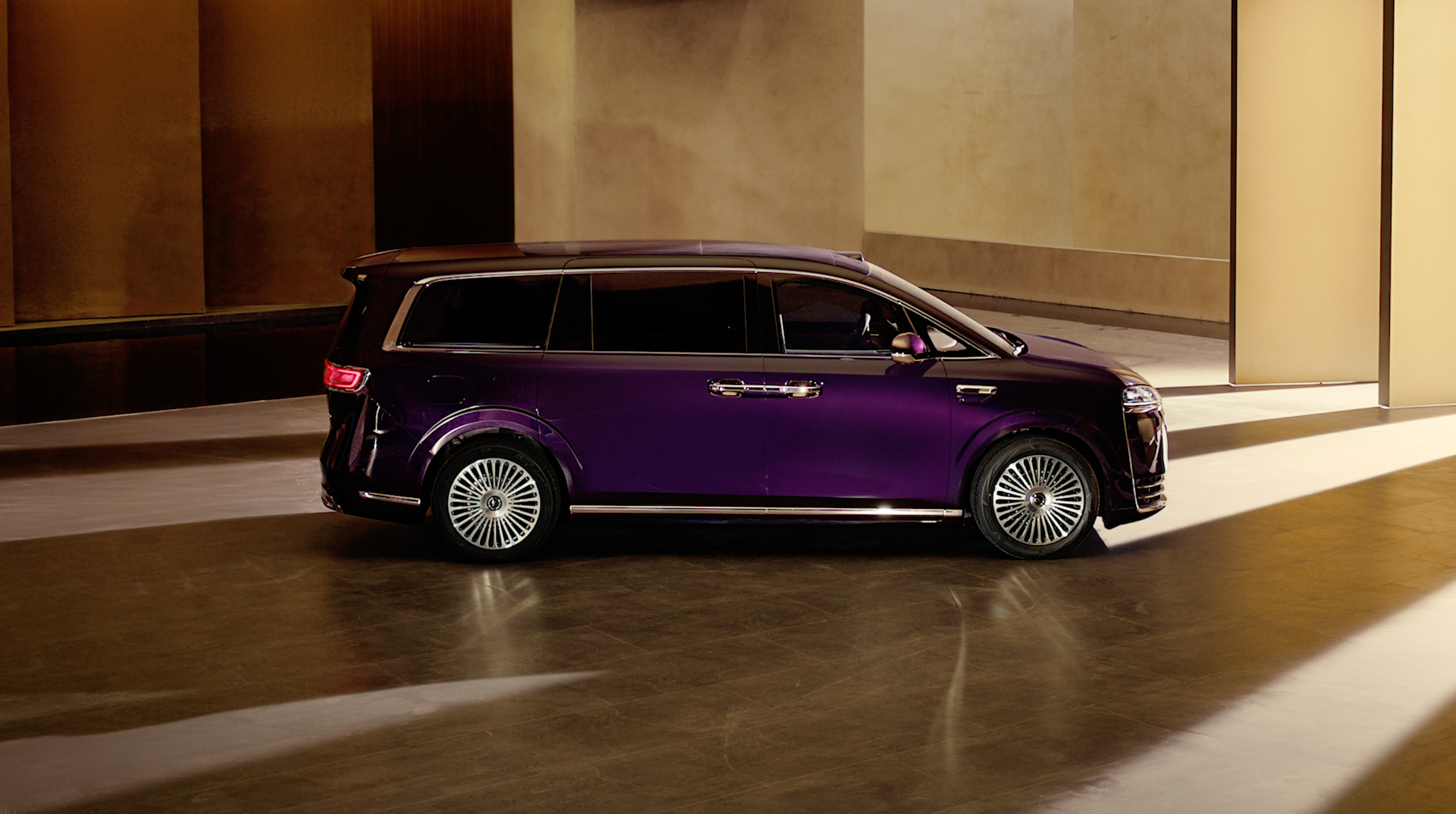 官方正式揭晓智界V9的内饰细节！作为鸿蒙智行首款旗舰9系MPV，其顶级...