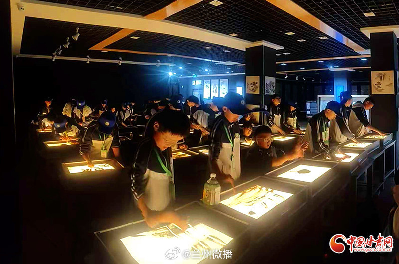 兰州学子夜赏五色沙指尖续文脉【夜赏五色沙 指尖续文脉 兰州学子沉浸式体验沙画非遗之美】金秋十月夜，研学热情不减。兰州市 200 多名学子走进敦煌沙文化馆，开启一场别具特色的夜间非遗沙画沉浸式研学。同城热点创作计划文旅中国行以沙为墨，以指为笔，指尖触碰敦煌五色沙。流沙起落之间，千年丝路文脉徐徐铺展，青少年近距离触摸、感受传统非遗艺术的灵动魅力，让敦煌文化在少年心中生根发芽。