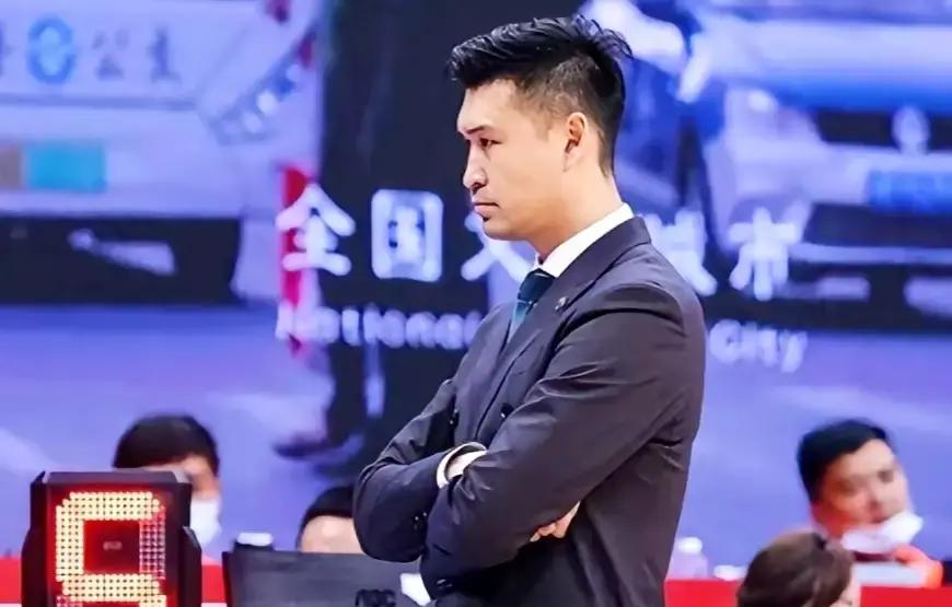 换帅又换总经理，宁波男篮还是被吉林按在地上一顿胖揍，开季直接吞下尴尬的五连败。
76比85，比分不算悬殊，但场面让人看不到一点翻盘的指望，牢牢焊死在联赛倒数第一的位置上。
管理层前面动作不可谓不快，连输四场之后火速换掉外教，紧接着就把总经理霍楠也给免了。
本以为甩掉包袱能换来一场转运的开门红，