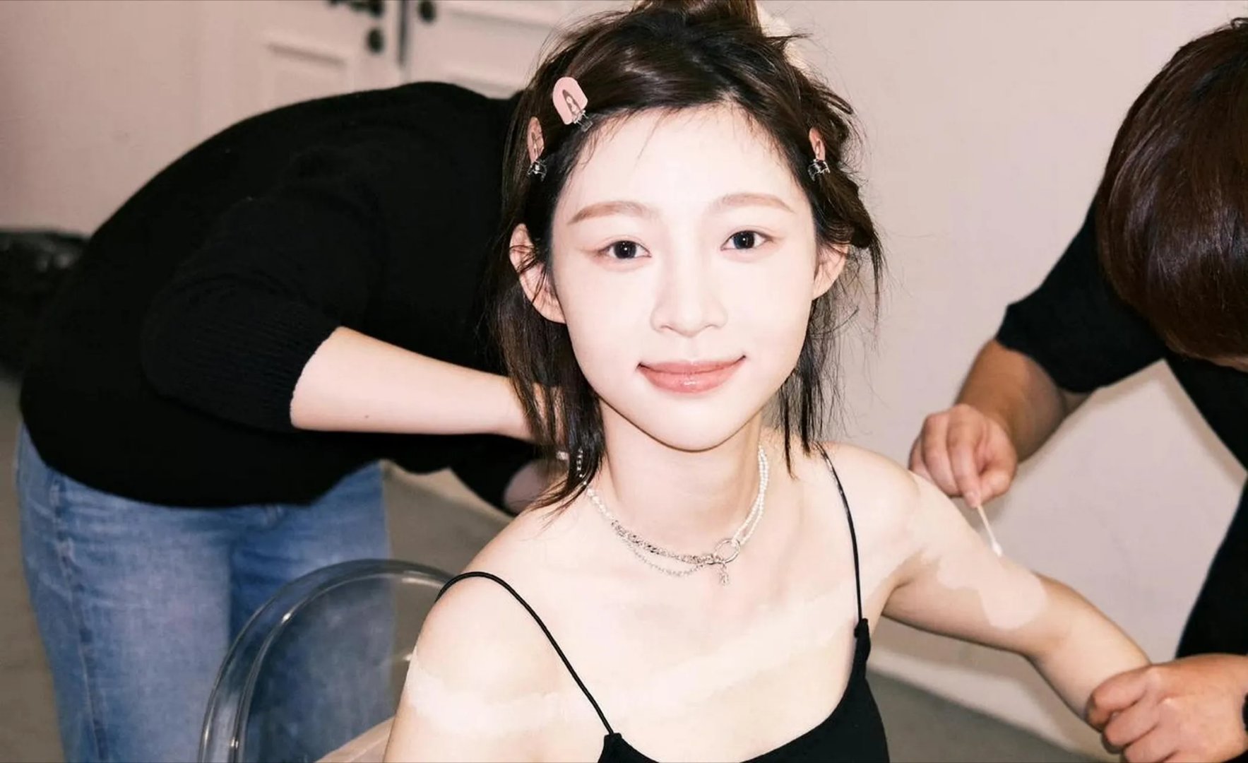#痞幼是梅尼耶婚礼伴娘#梅尼耶三亚大婚痞幼穿秀禾当伴娘，全网曾嗑的CP终究止步挚友，她大方送祝福不避嫌，成年人最体面的关系，是清醒守住边界、温柔目送对方奔赴幸福 ​