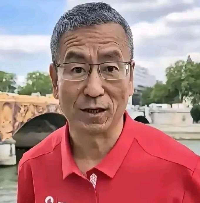 白岩松说，儿子白清扬1998年出生，小名巴蒂，我和妻子朱宏钧给他起名“清扬”，没按什么成功标准来。他小时候在北京景山读书，喜欢足球、校队当过队长，也爱看历史书。
 
白清扬出生于1998年，是白岩松和妻子朱宏钧的独子，光是名字的由来，就藏着夫妻俩最朴素的期许，没有半分功利与强求。
 
资深球迷的白岩