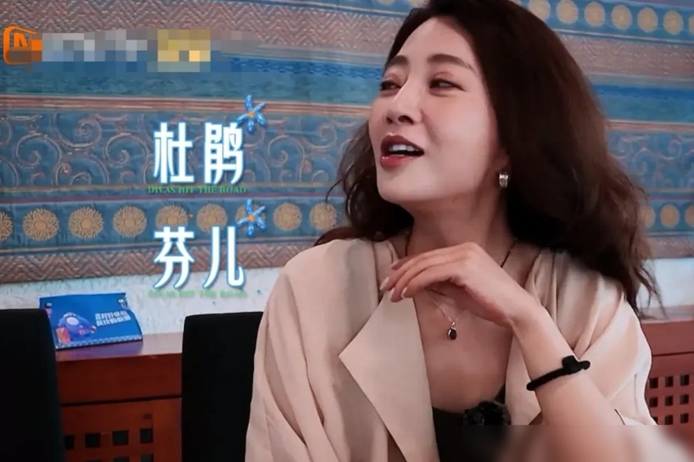 差点叫殷杜鹃，这名字放现在得被笑死。
殷桃亲口跟林依晨爆料，外公当年憋了三个候选：殷杜鹃、殷芬儿、殷丽儿。
她爸妈听完脸都绿了，全给否了。
后来她妈正吃樱桃罐头，她爸一拍大腿：就叫殷桃吧。
不是艺名，打从娘胎定下就是本名。
你看，起名这事全靠运气。
老一辈图热闹，年轻人要清爽，关键时候一