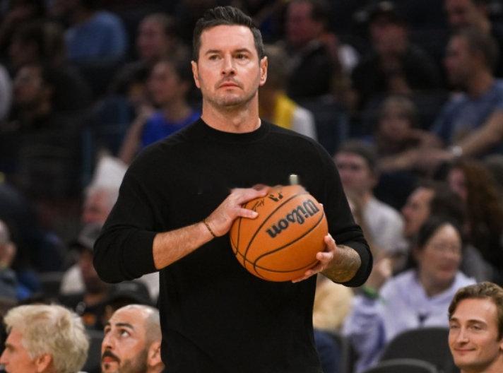 在NBA季前赛中，湖人106-121不敌掘金。

赛后采访，雷迪克表示：“我们在比赛开局没有展现出应有的精神面貌与能量……感觉就像是在打一场寻常的季前赛。”

本场比赛，是湖人的季前赛收官战。 ​