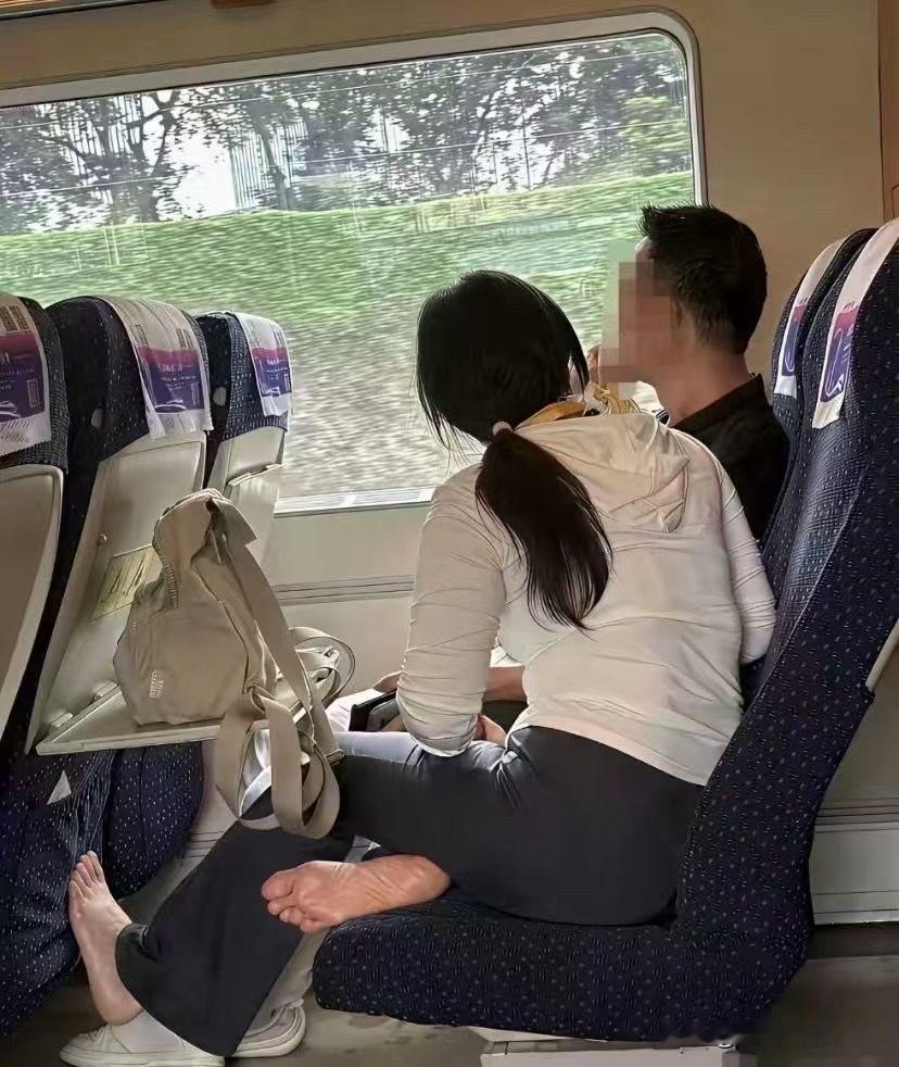 百思不得其解……

为什么每次坐高铁一定都能看到这样的情况，难道就没人管管吗？