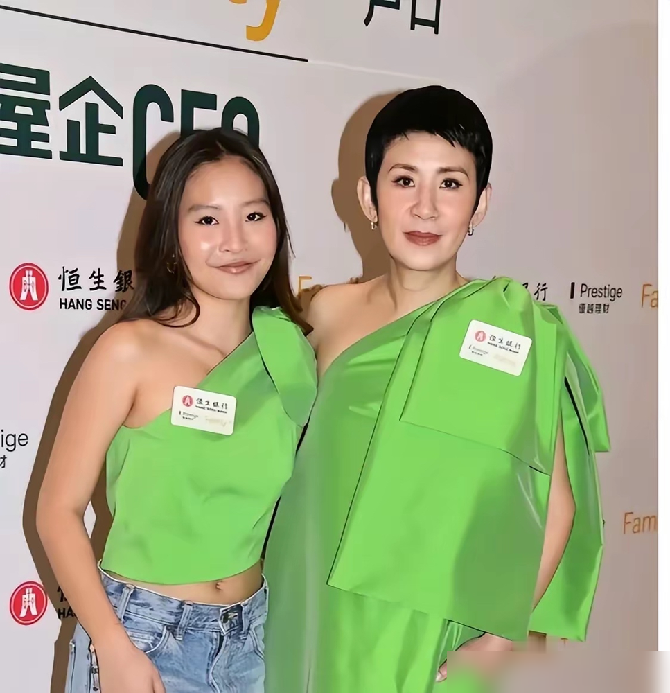 吴君如录综艺，居然追着节目组要帅哥？
资深影后放下架子，用粤语反复问工作人员。
生怕漏了帅哥，扒着嘉宾名单不放，追问好几遍。
当众点名要王嘉尔，直言我很中意，毫不掩饰。
还调侃小鲜肉是服务妇女的功能性存在。
这季《花儿与少年》要飞南美录28天。
真正的通透，敢把直白的渴望摆上台面。
