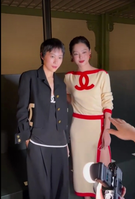 窦靖童和辛芷蕾同框出席巴黎时装周香奈儿大秀，两人同出坐，感情甚好。
      窦靖童中性装扮，清爽短发，随性自在、酷帅不羁，打破了传统的性别界限，呈现出一种“去性别化”的时尚美学。
         辛芷蕾一件米色长裙，身材高挑，一种冷艳、高傲、疏离的“厌世感”和强大的气场，和窦靖童站在一起很是搭