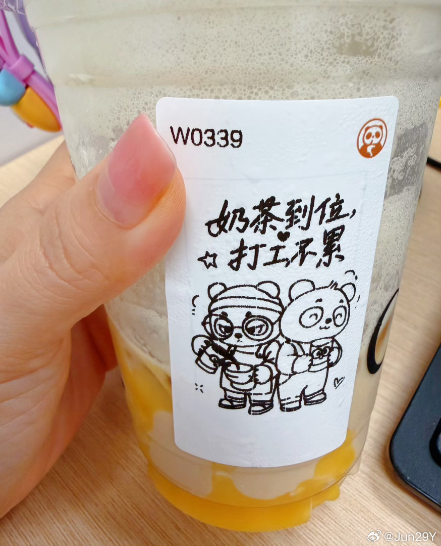 每次都说假期节后综合征
这个十一过后感觉挺好 
没有落差和不适感
就很平平
我发现除了辅导闺女作业会有情绪
其他时间的我毫无波澜了

#金莎一家三口合照乌龙#
一家三口，毛孩子也是心头宝 ​