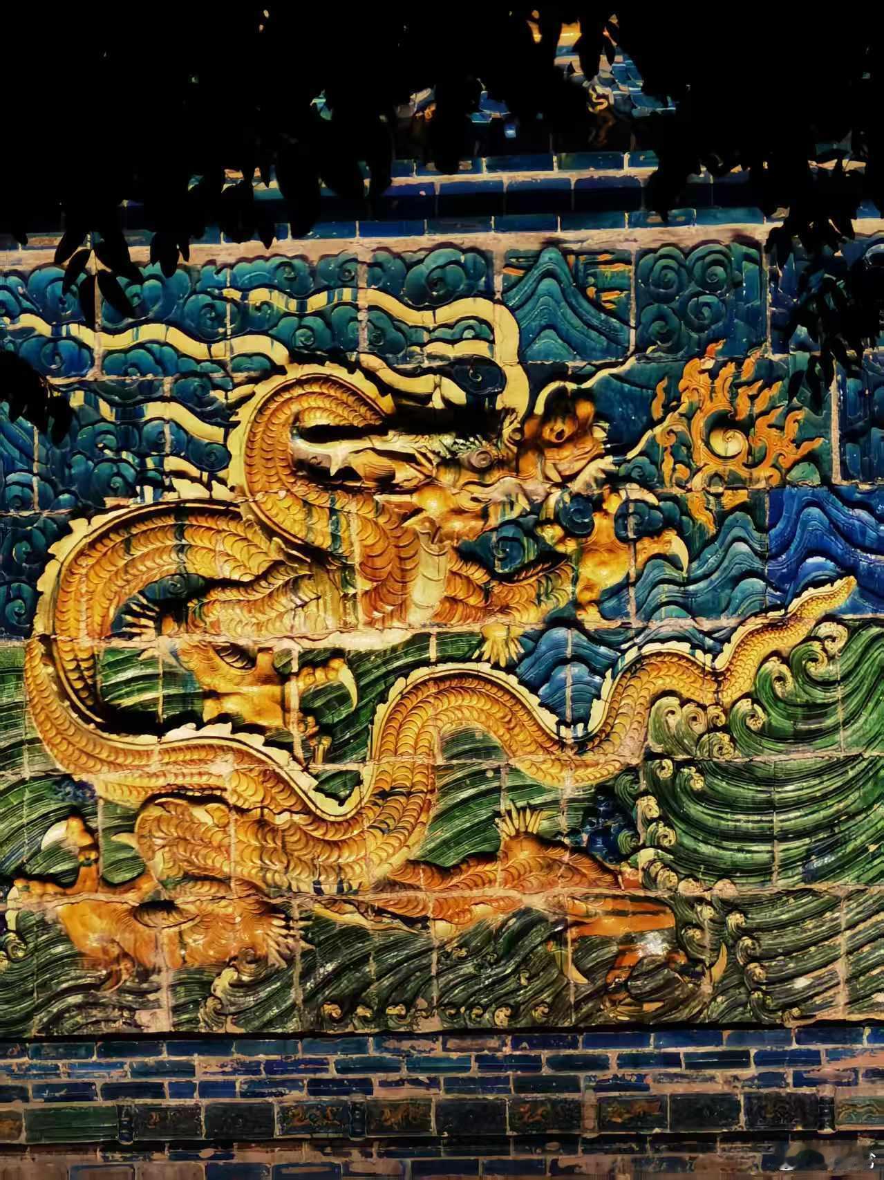 这次不是一轮简单周期，人类正在改写旧有的经济逻辑
很多人习惯用周期的视角看待当下的变化，觉得只是一次普通的繁荣与衰退循环。但我认为，这次不一样。
这不是周期轮回，是人类正在改写过去几千年形成的生产模式。
早期的AI机器人，仅仅是会对话的程序。短短几年，它快速渗透进工业、农业，甚至军事 ​