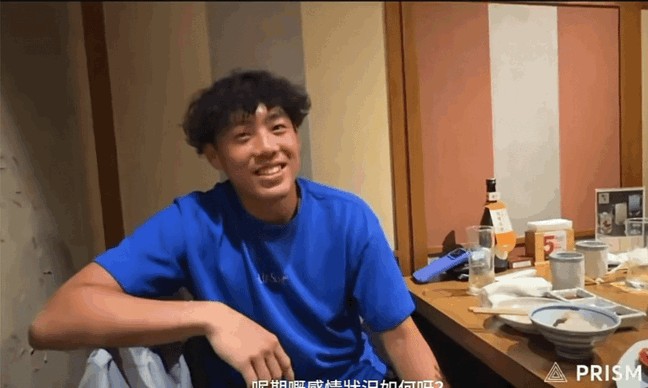 陈奕迅千挑万选亲自给女儿把关相中的“准女婿”，到底还是彻底黄了。
网球小将黄泽林最近面对镜头，公开承认跟陈康堤已经分手，往后心思全放在赛场上。
记者追问起曾经撮合他们的陈奕迅，小伙子眼神里全是落寞，只回了一句两人现在“渐行渐远”。
这段感情从被大家知道到划上句号，满打满算还不到半年。
当初陈