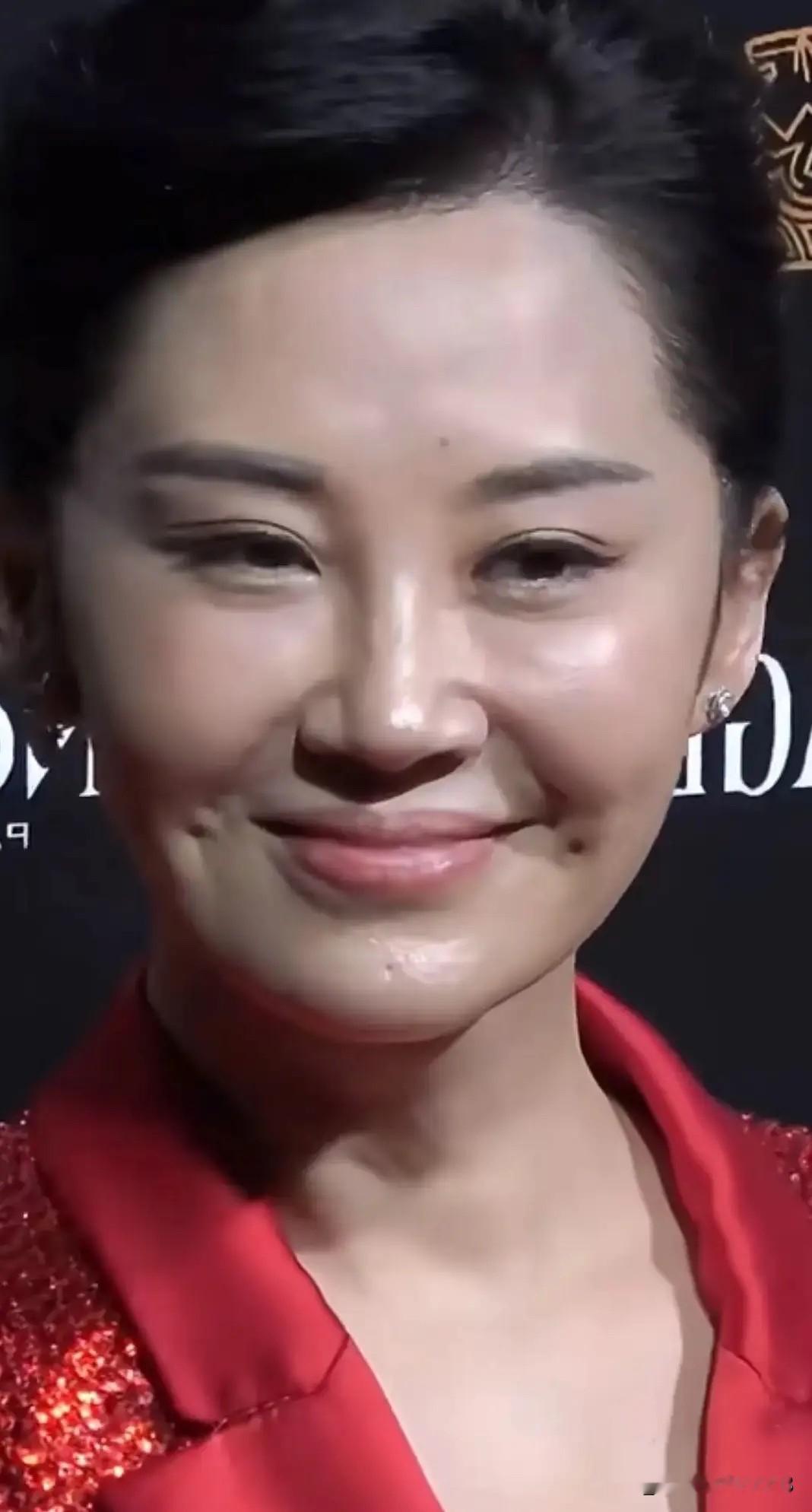 这才是真正的不老女神，穿衣打扮真时髦，气质跟王菲一样，属于冷艳型的美女...