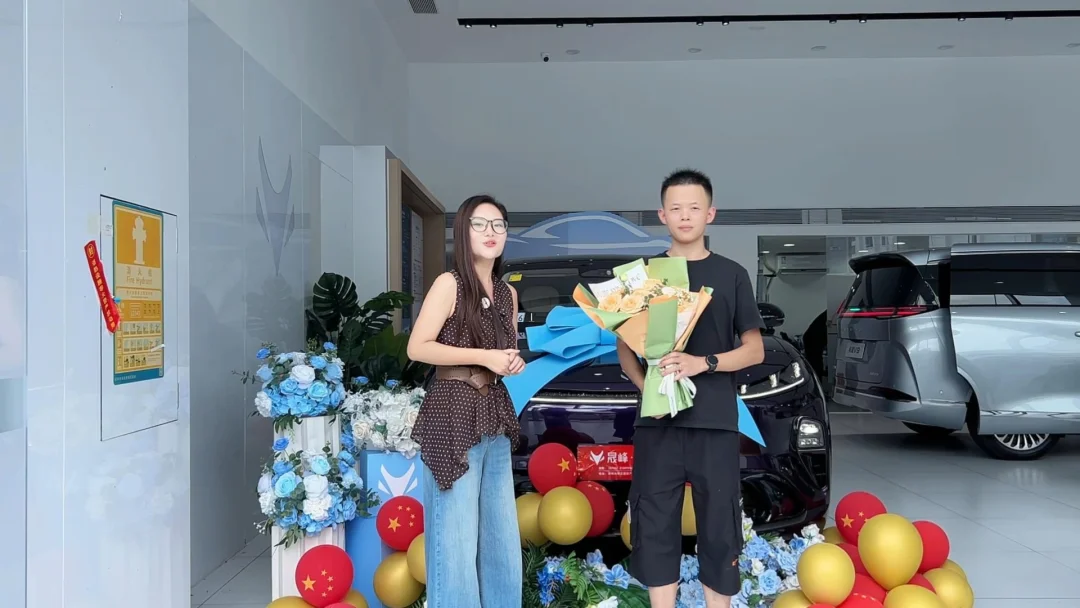 🎉恭喜李先生喜提极狐阿尔法 T7！