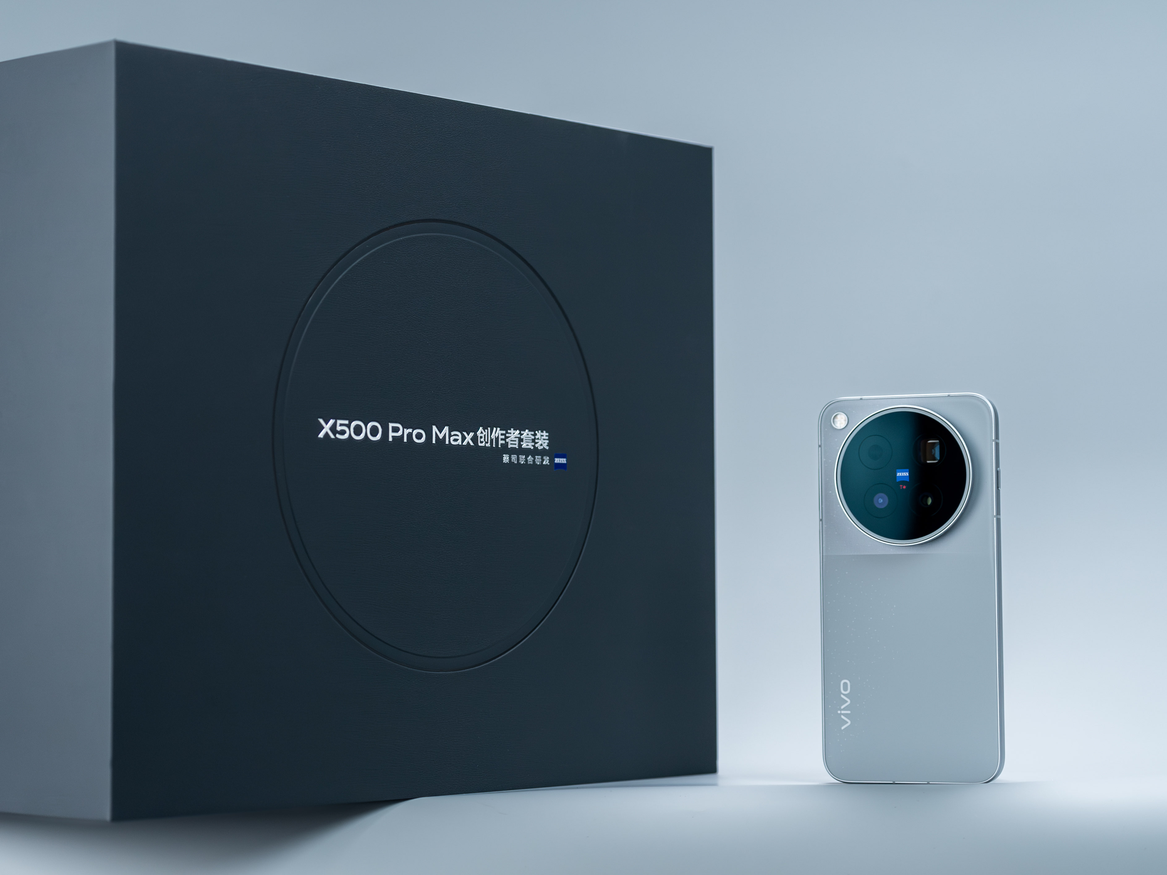 来感受下vivo X500 Pro Max的「创作者套装」吧，蓝厂这方面是越来越轻车熟路了，G2 + G2 Ultra双增距镜加持，两个手机壳，一个搭配手柄用，一个自带磁吸，搭配全新随拍屏用，很猛，就看卖多少了，心动吗[大金牙]