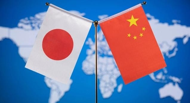 伊朗一夜炸醒日本！日本原本以为，中东战火和中国军力发展，是它突破和平宪法、实现再军事化的天赐良机。
 
9月4日，日本防卫省公布2027财年预算申请，约8.9万亿日元、或破10万亿，连续14年增长，再刷纪录，几乎同时，波斯湾火药味一阵紧一阵，伊朗议会8月抛出霍尔木兹方案，要把美以船挡在门外，有自媒体