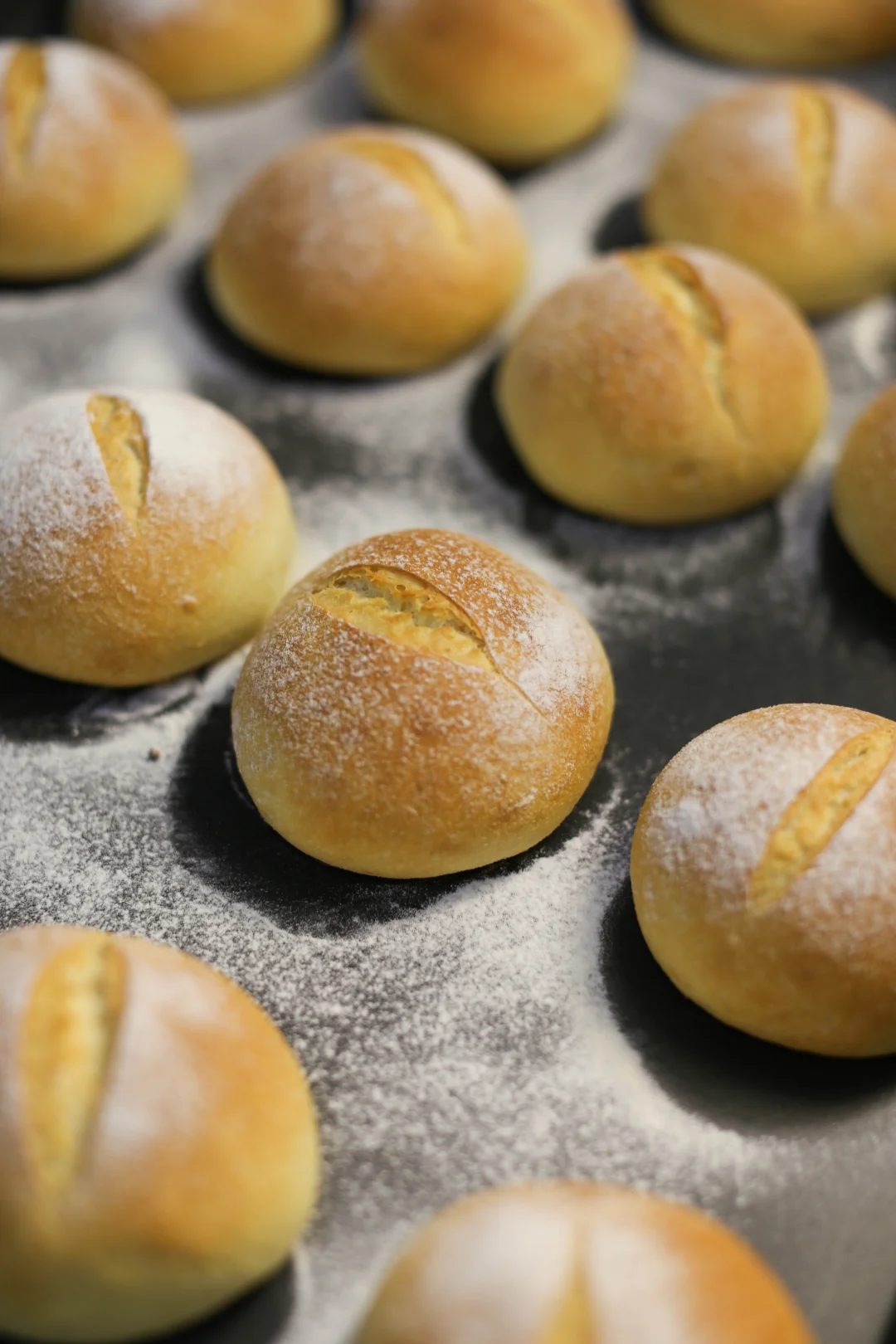 金黄酥脆的大米面包，口感蓬松，入口湿润