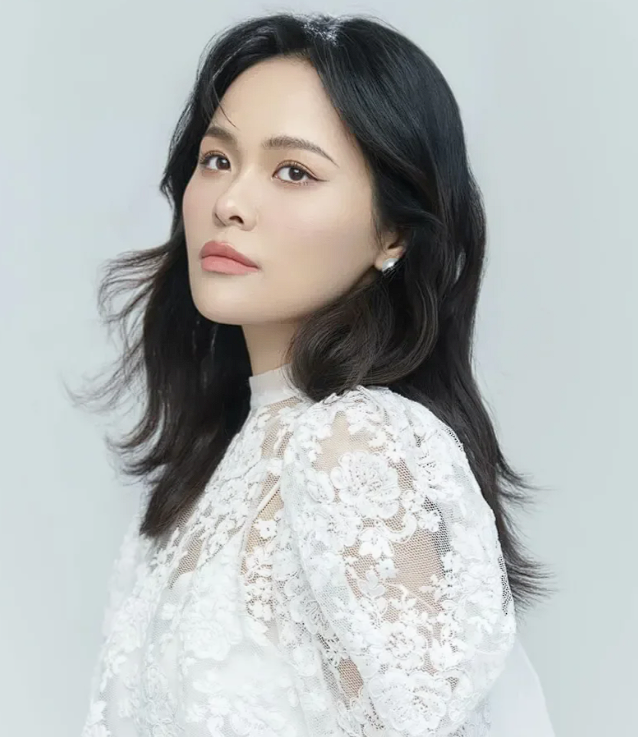 37 岁的女高音歌唱家龚爽因病离世。出于惋惜我特意翻看了她一路走来的成长轨迹，越了解内心越是倍感可惜！她出身于湖北十堰一户普通家庭，无深厚家世加持，却凭借过人天赋与多年刻苦耕耘，成为声乐赛事与专业学历上双双出彩的优秀人才。
 
1989年她出生在湖北十堰一个再普通不过的家庭，谁也没想到这个女孩日后会