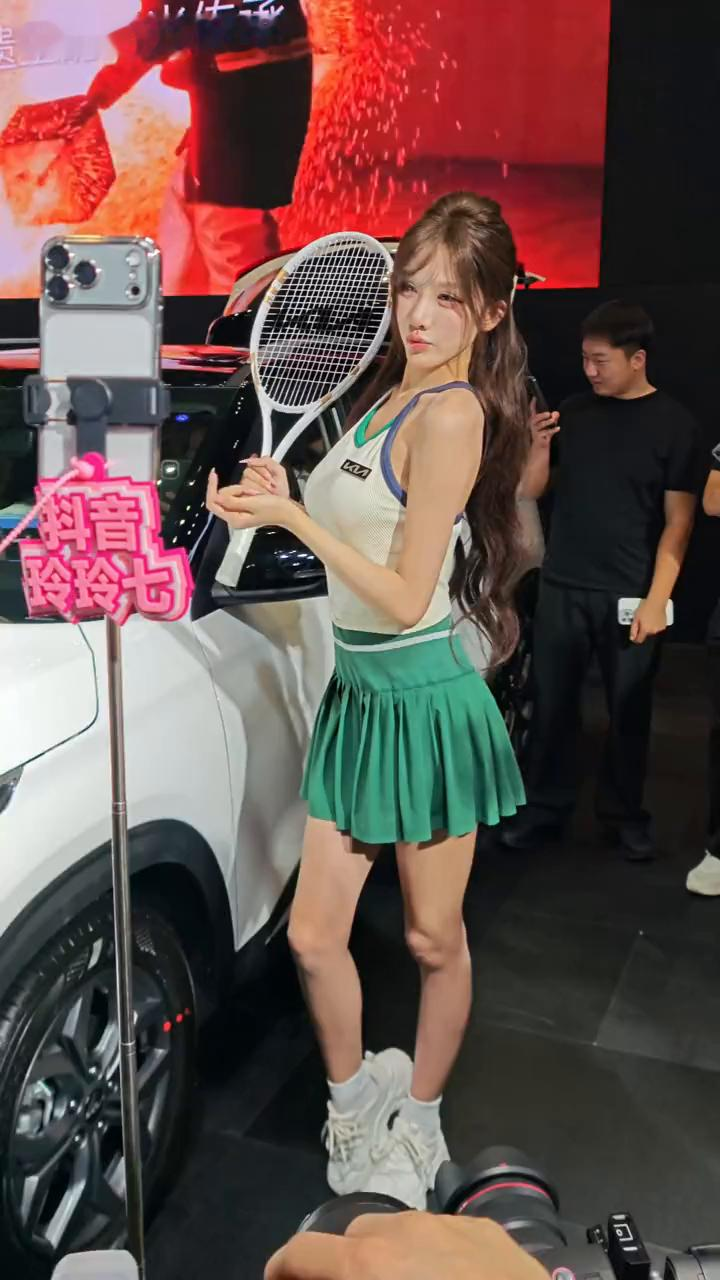 小姐姐在车展的表演确实太棒了。小姐姐这网球打的非常棒
