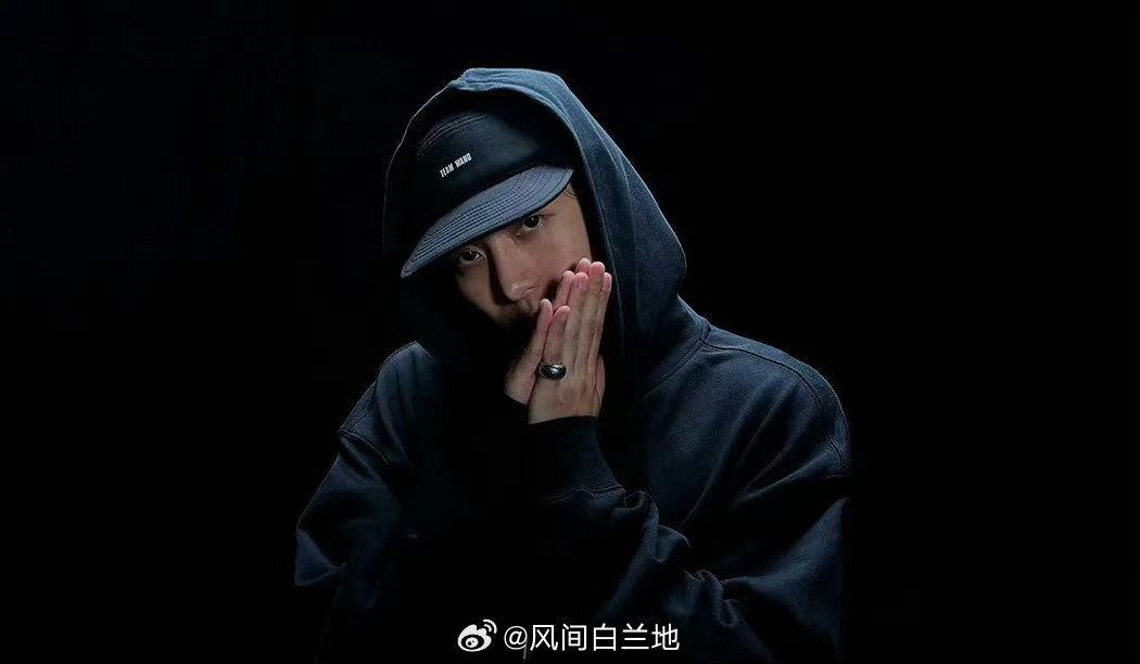 #王嘉尔上手iPhone18Pro#
王嘉尔以“返场嘉宾”身份亮相2026苹果秋季发布会，率先上手勃艮第酒红色（Jackson红）iPhone 18 Pro真机。作为全球唯一连续两年提前拿真机的艺人，其照片被苹果官方用作宣传。新机搭载物理可变光圈，他还将用其拍摄9月21日上线的新歌《Thank You》MV。 ​