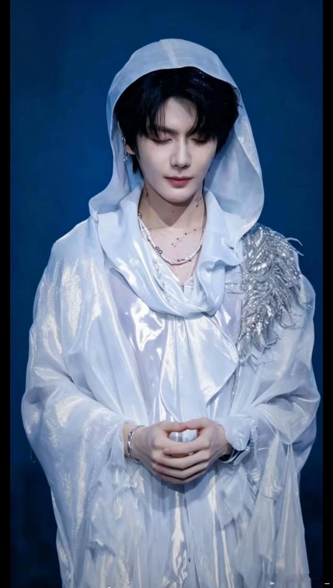 #郝熠然[超话]# 
提前预祝郝熠然生日快乐。愿前路熠熠生辉，心有丘壑，目存山海；所遇皆温柔，所得皆所愿，所行皆坦途；岁岁常欢愉，年年皆胜意，沿途满目繁花。
 
郝熠然演唱会现场格外惊艳✨
二胡婉转、架子鼓热烈、戏曲韵味十足，多面才艺轮番呈现。国风韵味与热烈张力兼具，尽情绽放属于自己的光芒 ​