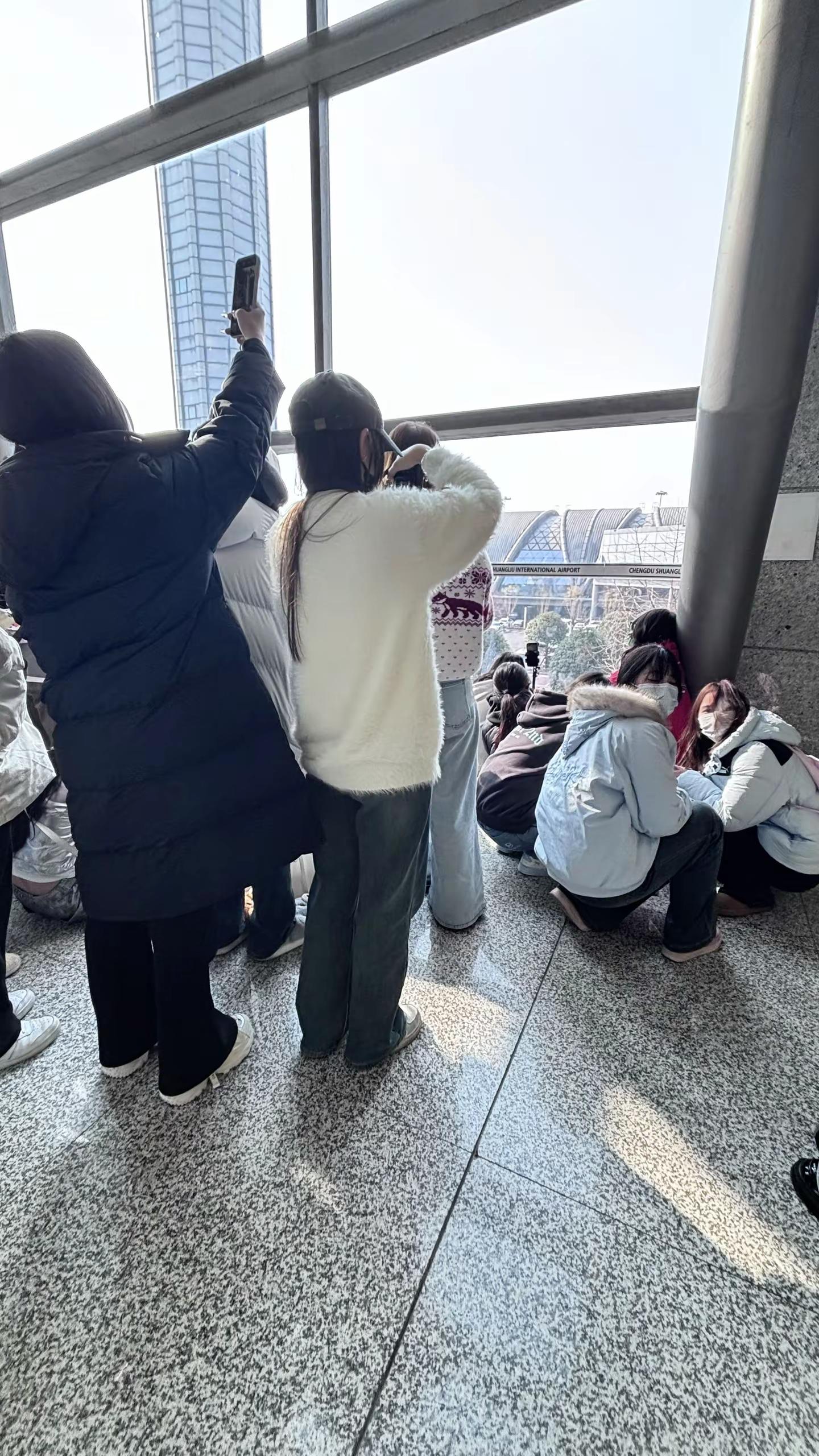 记不清了只记得这首歌火的那段时间我很幸福。刘耀文路演线下 陪你从乐山到北京又从北京到达重庆最后到达成都