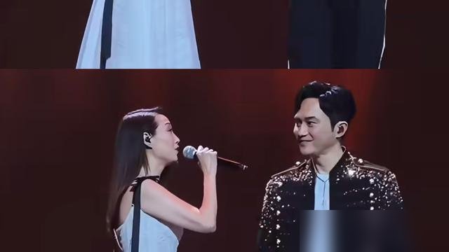 张智霖把33年前的前女友请上台合唱，袁咏仪就在台下举着手机拍。
佛山演唱会，许秋怡一出来，全场都炸了。两人唱《片片枫叶情》，大方得体，没半点扭捏。许秋怡老公坐台下，袁咏仪也坐台下，该鼓掌鼓掌，该录像录像。
更狠的是，张智霖唱到一半提起刚走的好友，直接崩了，哭着说以后打麻将三缺一。袁咏仪在下面也跟