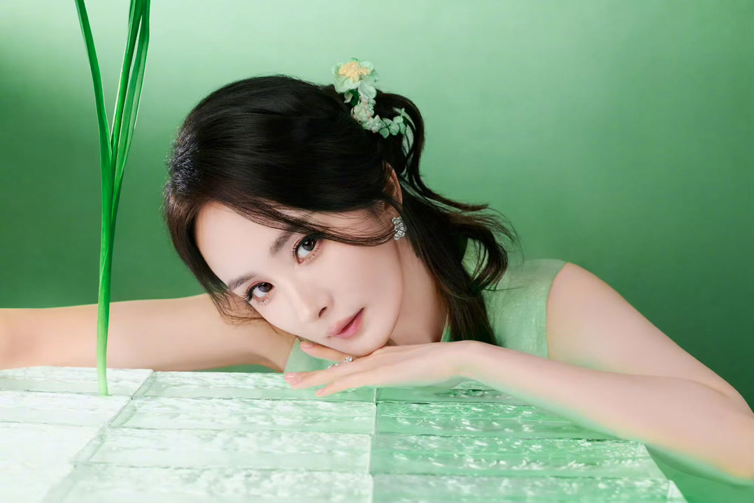 #杨幂[超话]#  
少年心怀乌托邦心扔向光肆而生长Teenagers grow up with Utopian hearts thrown into the light shop. ​