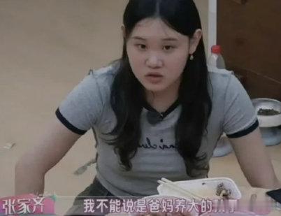 #张家齐原生家庭缺失但贵人不断# 主管教练任少芬，带出陈若琳、张家齐、陈芋汐多位奥运冠军。她评价张家齐水感特别好、训练刻苦。教练的拥抱和关怀，补上了家庭温暖的缺位。有报道称，教练搂着张家齐轻声细语，而妈妈一开口就问“今天都干什么了”。 ​