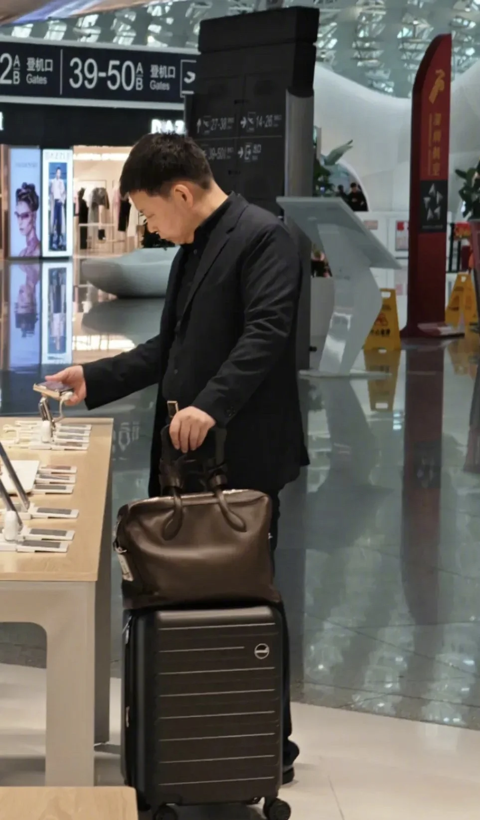 余承东在荣耀深圳机场店驻留了许久，在想啥