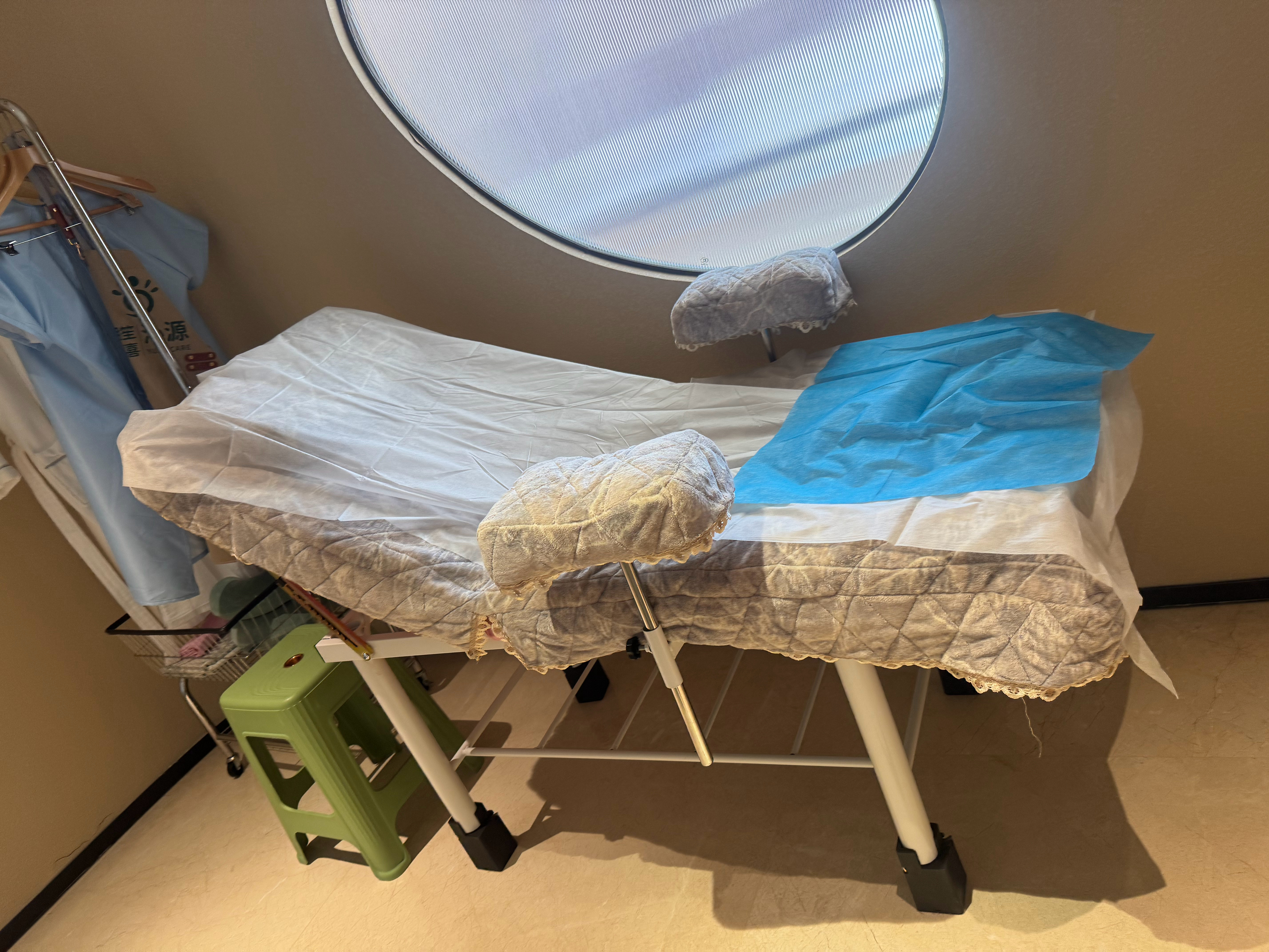 今天做月子中心送的免费产康 名字还挺浪漫 叫私密花园spa去了 spa小姐姐让我脱了内裤 两个腿搭高 我一抬头看见这个床吓得我扭头就跑 一边跑一边想 有的便宜我可没命赚spa小姐姐把我追回来 我说我害怕 她说你怕什么呀宝宝我说你这个spa是不是要用到鸭嘴钳 我感觉十个女的九个都很怕这玩意 我也怕 超怕 有一次体检一个医生弄的实在是太难受了后续就是确实没有用到 很舒服的一次按摩 小姐姐人也超好 我俩聊的哈哈大笑