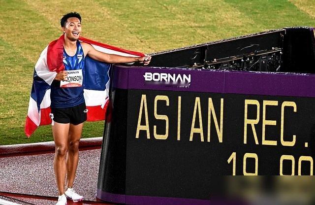7块金牌，换不来一个MVP。
泰国短跑选手汶颂，100米200米两金一银，直接把亚运会男子最有价值运动员拿走了。19岁的张展硕，200自、400自、800自、1500自全金，外加三个接力，七金到手，亚运历史第一人。结果，奖杯没他的份。
27号刚回济南，省队的人还在车站接他。三天后，MVP给了别人