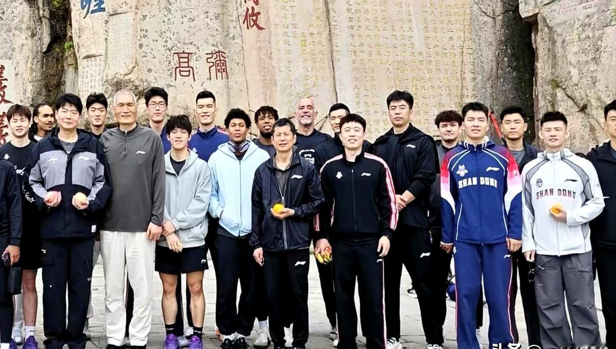 山东男篮全员今天登泰山祈福了，大合影里直接曝光了个关键人物。

新外教胡安已经到队。球队体测刚结束，明天大部队就杀回济南大本营，正式开启新赛季备战。

山东队这个夏天的引援动作难得的干脆，人员早早齐整到位。阵容一补强底气就足了，俱乐部直接抛出了“保八争四”的新赛季目标。

人齐了，山也爬了。就问一句