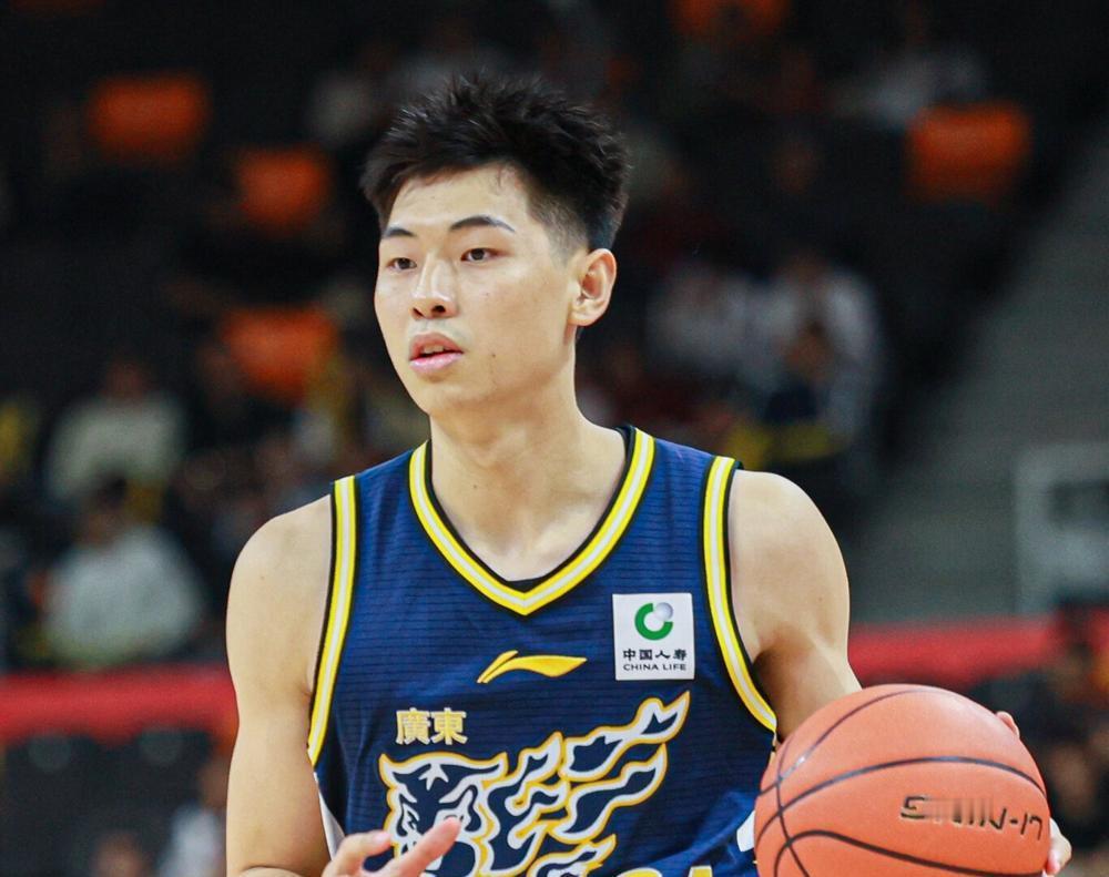 杜锋为何场边暴怒？“骂”的不是失误，是潜能。 赛场上，杜锋一声吼，球员...