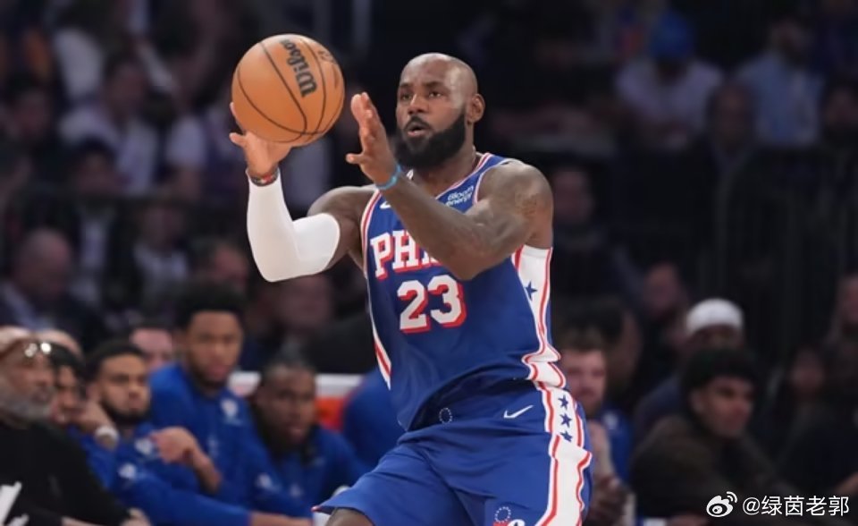 NBA常规赛揭幕战，76人客场106-100击败卫冕冠军尼克斯。詹姆斯在费城正式开启个人第24个赛季，他全场表现不俗，贡献14分9篮板7助攻的全面数据，无惧客场的纽约球迷嘲讽声秀出空接暴扣，并且在最后时刻命中制胜罚球，帮助新东家76人赢下赛季开门红。

这是詹姆斯转会76人出战的首战，同时也是76人四巨头 ​