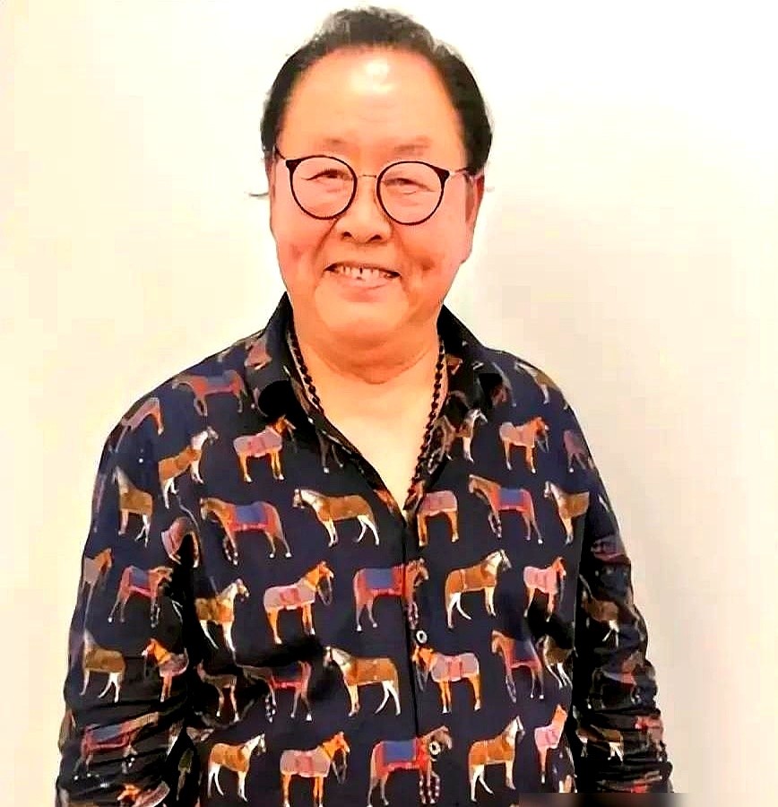 六小龄童拍完《西游记》拿不到两千块，有人客串三集直接拿走一千五。

就是演小白龙的王伯昭。

当年他嫌戏份少，故意报天价想吓跑杨洁。开口一集五百，当时孙悟空一集才七十，他一人顶七个猴哥。

剧组穷得叮当响，杨洁咬牙批了，唯一条件：这事烂肚子里。

几十年后王伯昭回忆，总结就俩字：狂妄。年轻时觉得世界