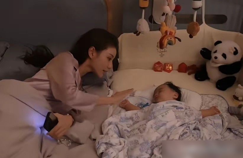 汪小菲下班再晚，进门第一件事必须是扒开婴儿床看儿子。马筱梅直接把小床怼在卧室床边，晚上不让阿姨碰，7个月大的汪宝就睡在她手边。她说一天下楼三次遛娃，被虐到想捏儿子脸，结果手刚抬起来就被汪小菲当场抓包。这家分工也够清楚，大S留下的俩孩子归汪小菲和张兰管，小汪宝的事马筱梅一个人说了算。9月1日跨国直播，