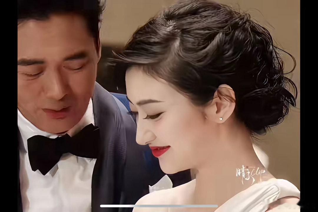 澳门风云里的景甜真的太惊艳了
就这个镜头，真的百看不厌的
那时候就觉得这个女生怎么这么漂亮
她和这个角色的适配度也是拉满了
一颦一笑都是大美女的样子
真的太过于好看了，不愧是人间富贵花
不说别的，就澳门风云里的剧情，现在基本都忘了，但是就只记得景甜和发哥发牌的这一幕，真的好经典，和邱淑 ​