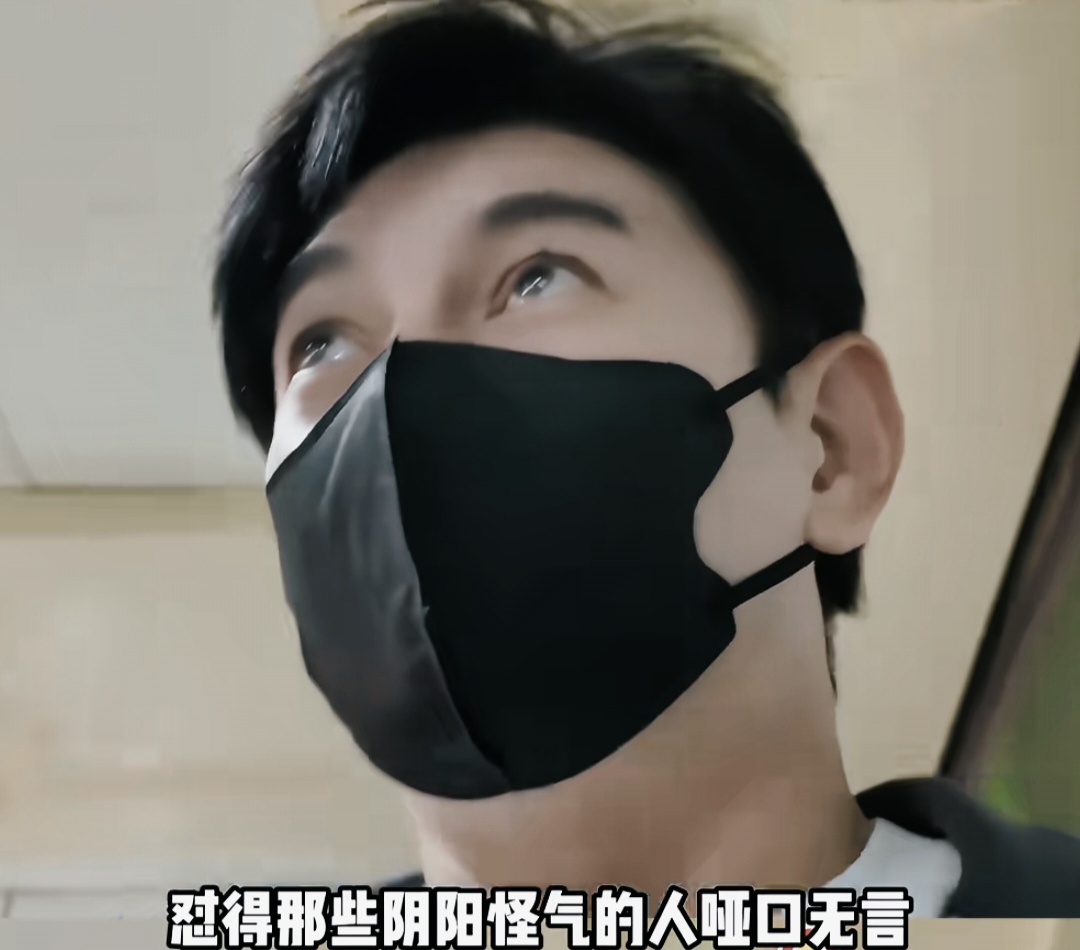 吴奇隆 不赚钱也是这个立场。吴奇隆一句话圈粉无数。国庆举五星红旗为祖国庆生，原定活动因此被取消。有网友留言，觉得他是为市场才守住立场，他直接硬核回复：不赚钱也是这个立场。
 
没有冗长公关稿，不玩场面话。事业机会可以舍弃，但家国认同不容交易。一句简短回应，彰显大是大非前的坚定，这份坦荡，值得点赞。