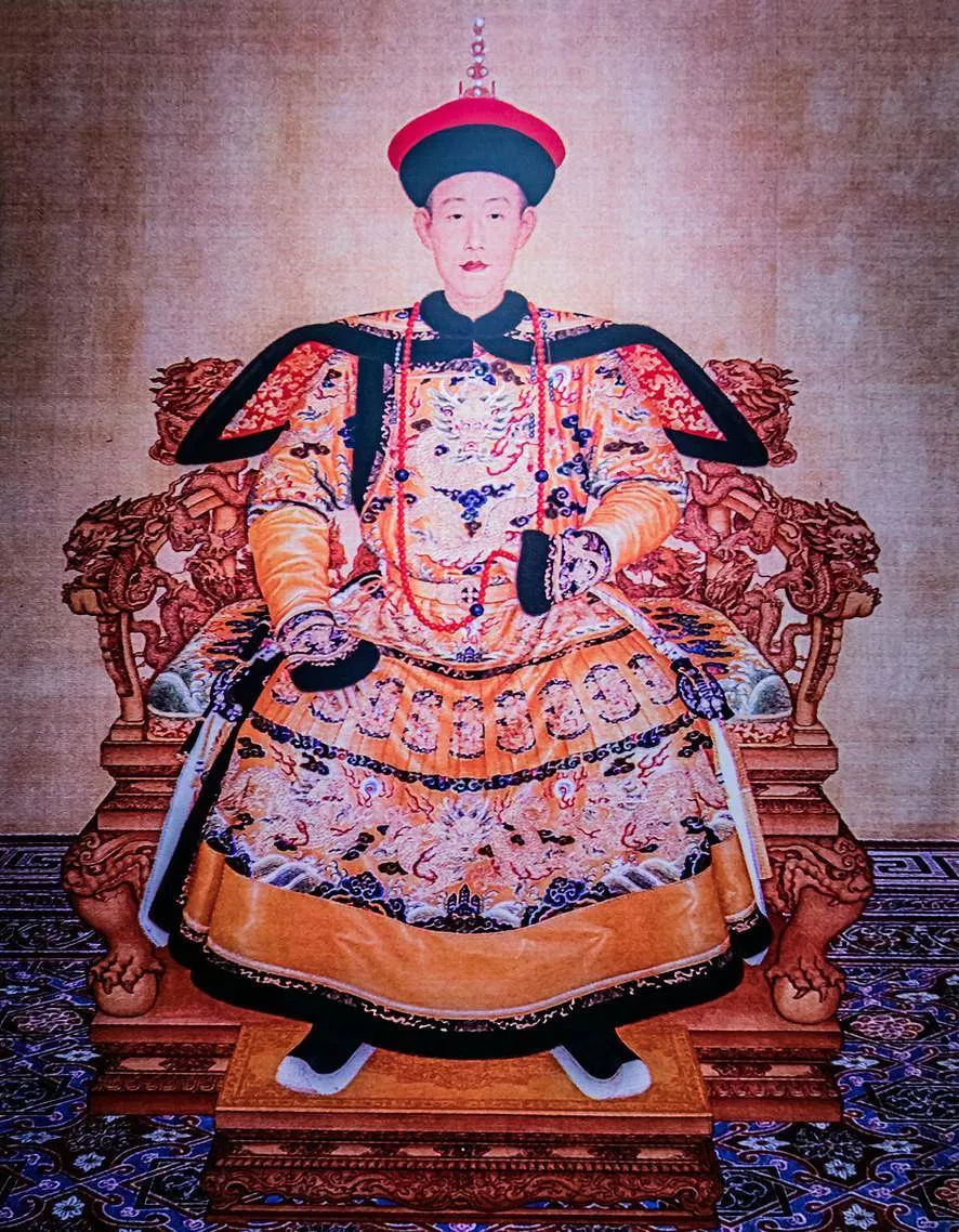 很多人的印象里，乾隆皇帝的白月光，十有八九就是孝贤皇后富察氏。再被《延禧攻略》这类清宫剧一渲染，好多人到现在还坚信，孝贤皇后是跟乾隆南巡的时候，掉进水里淹死的。故事听着确实凄美，可惜正史不是这么写的。孝贤皇后明明是在东巡回程走到德州，在御船上病逝的。落水这个说法，不过是从民间传出来的，电视剧拿去做文