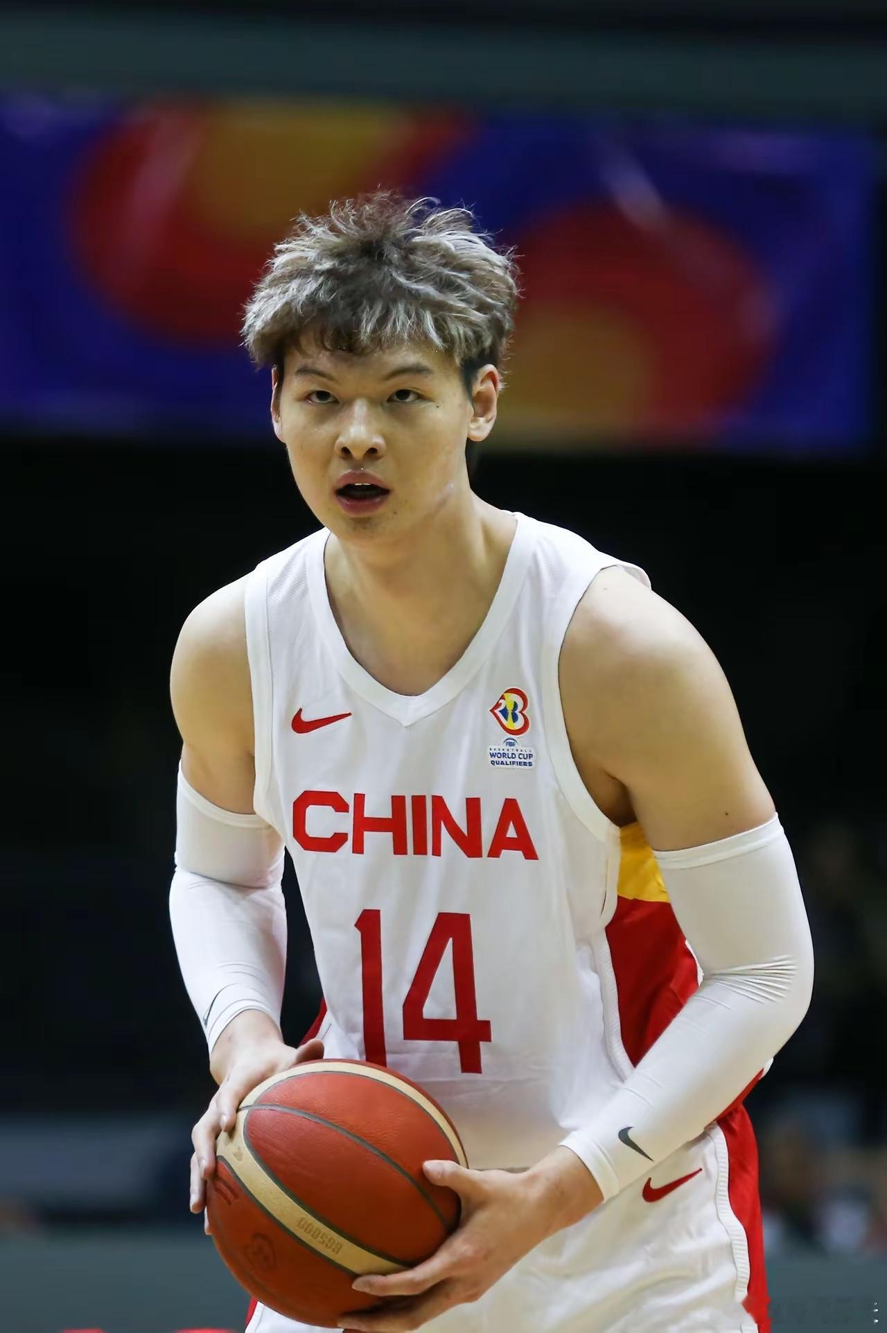 击败深圳的不是古德温不是拉塞尔也不是张镇麟而是大王：王哲林篮下一站篮板18板，这就是上海击败深圳的密码，王哲林尤如焕发第二春护筐篮板对抗越来越向顶级中锋发展，俗话说得篮板者得天下，此话一点不假，深圳队的巴吉空有身高只会盖帽抢不到篮板李慕豪一样没有篮板，所以篮板只是大王的专利一人18个 ​
