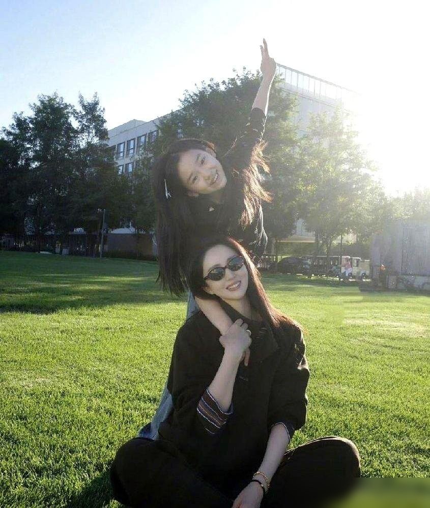 前脚还在阿那亚海边光脚陪娃挖沙子，转头就套上黑色高定礼服杀回名利场。

45岁的董璇，活成了中年女人最羡慕的模样。10月假期带着女儿小酒窝逛市集、约佟丽娅聚会，节后一抬手，带娃放学做体检、给高露庆生、跑商演甚至回东北老家给产业大会站台，行程表密得像张网，脸上却看不到一丝被柴米油盐磨出来的疲惫。

现