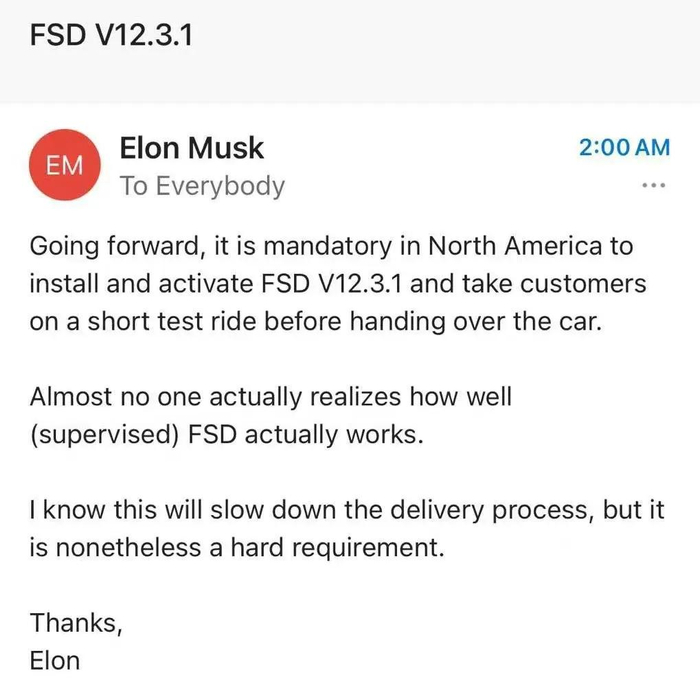 特斯拉终于承认了，FSD 那些毛病，根子就在用别人的地图。财报会上自家副总裁亲口说「我们本就不该依赖外部厂商」，这话听着挺狠，其实 挺实在。现在特斯拉导航是谷歌给底图、自己算路线，限速认不准、泊车绕圈、路线犯傻，全赖这层皮没长在自己身上。所以自研 AI 地图要随 FSD v15 推，靠车队扫街采红绿