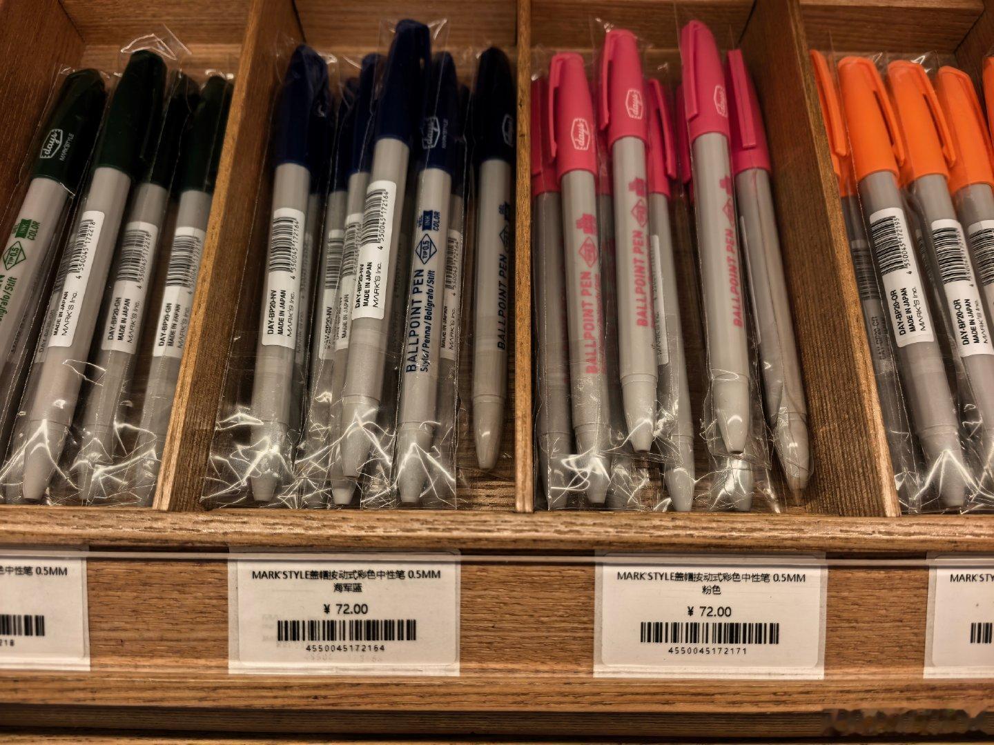 骑共享单车最远一次！路线简单，但是一直在大路边太吵，下次换路线，屁股也麻木了，两小时还是有点累。前滩太古里简单一顿饭，溜达一圈。 ​